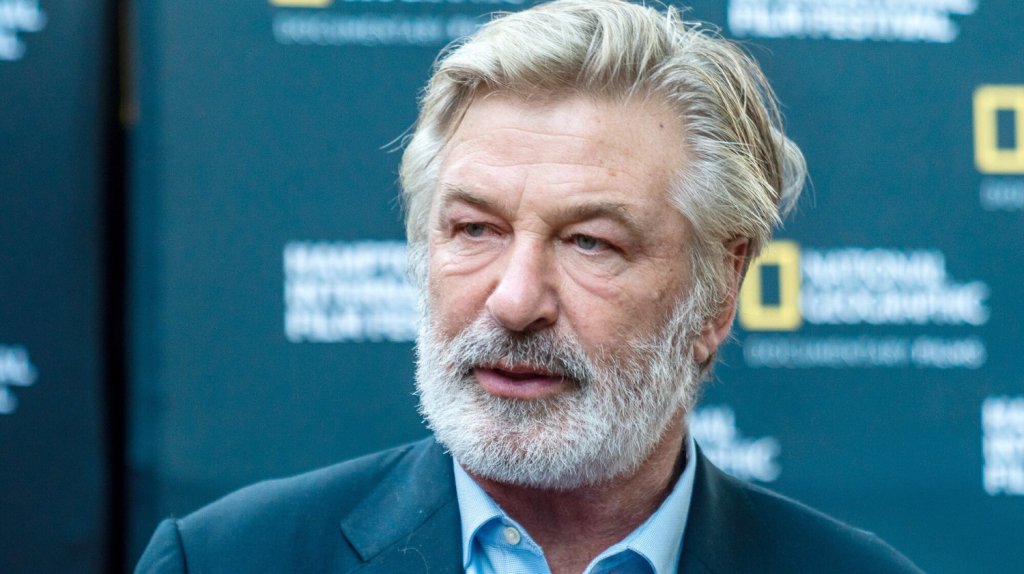 Hombre que le entreg&oacute; el arma a Alec Baldwin rompe el silencio 