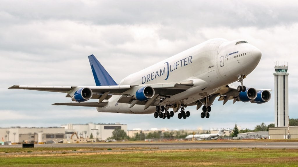  VIDEO: Un Boeing 747 pierde una de las ruedas del tren de aterrizaje durante el despegue 