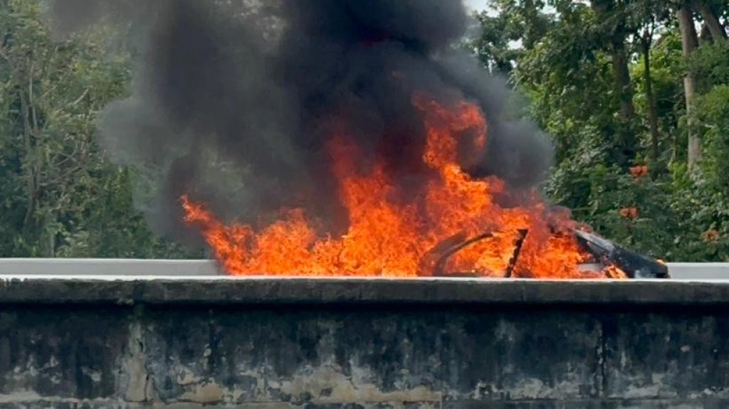  Video: Momento en que intentan ayudar a conductor de veh&iacute;culo que se incendi&oacute; luego de tiroteo de carro a carro en Cayey 