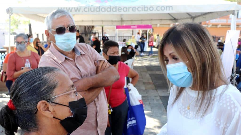  Senadora Rosa Vélez lleva servicios a plaza pública de Arecibo 