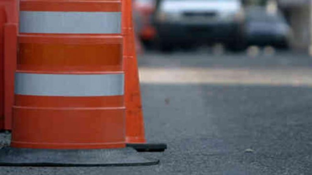  Cierran un carril en expreso Las Am&eacute;ricas por trabajos de construcci&oacute;n 