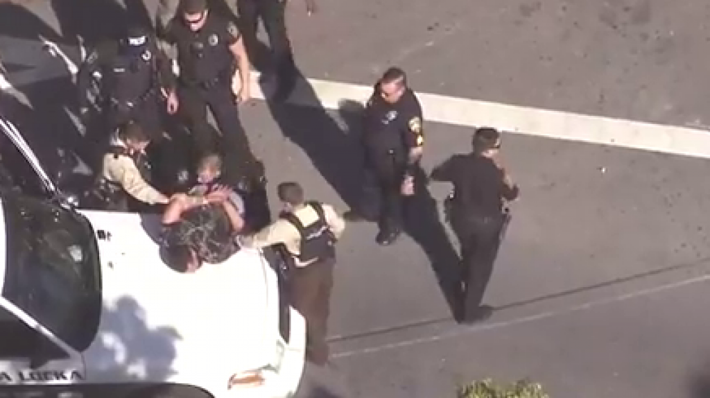  En video persecuci&oacute;n a sospechoso buscado por amenazas contra la universidad memorial de Florida 