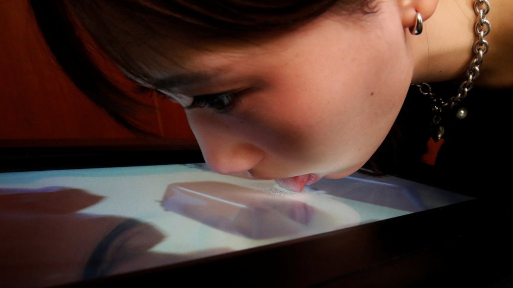  Desarrollan pantalla que recrea sabores de alimentos y se puede lamer 