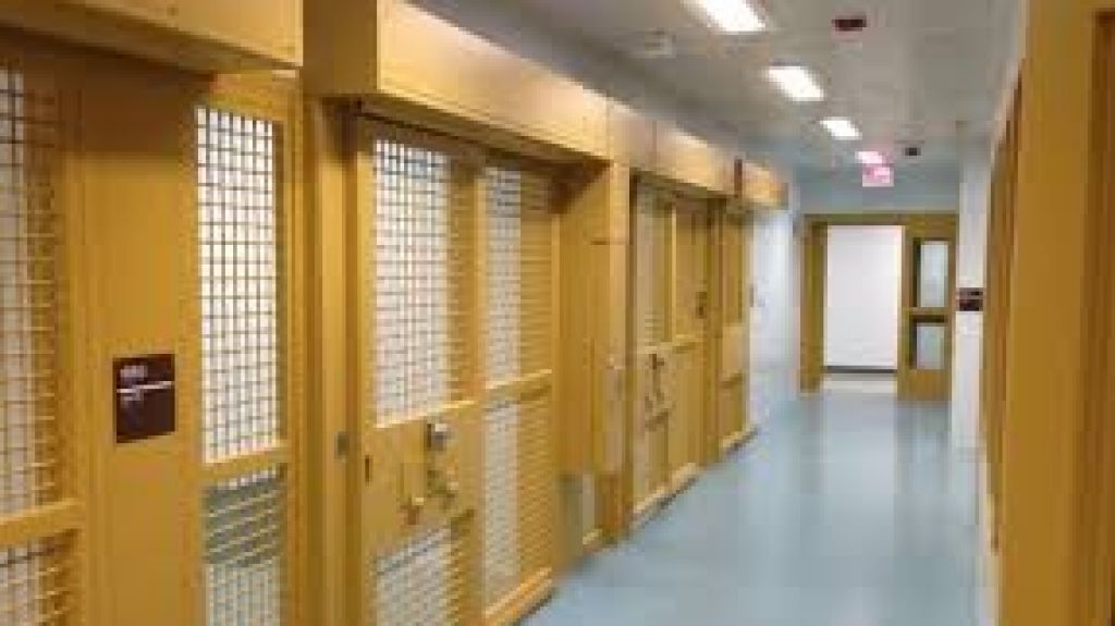 Cargos contra "chamaquito" de 17 aÃ±os que cometiÃ³ varios robos a mano armada en Toa Baja 