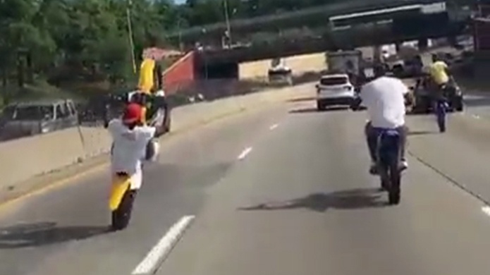 Video: Todo un "Loco" en motora en autopista de Estados Unidos