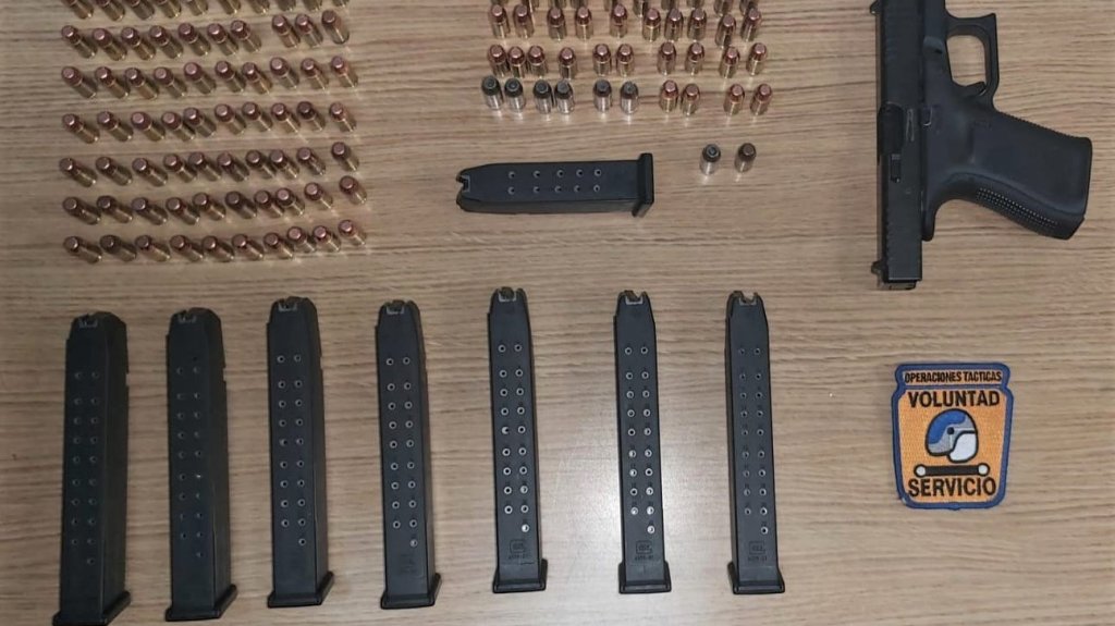  Detienen a dos j&oacute;venes sorprendidos con una pistola, ocho cargadores y 153 balas 