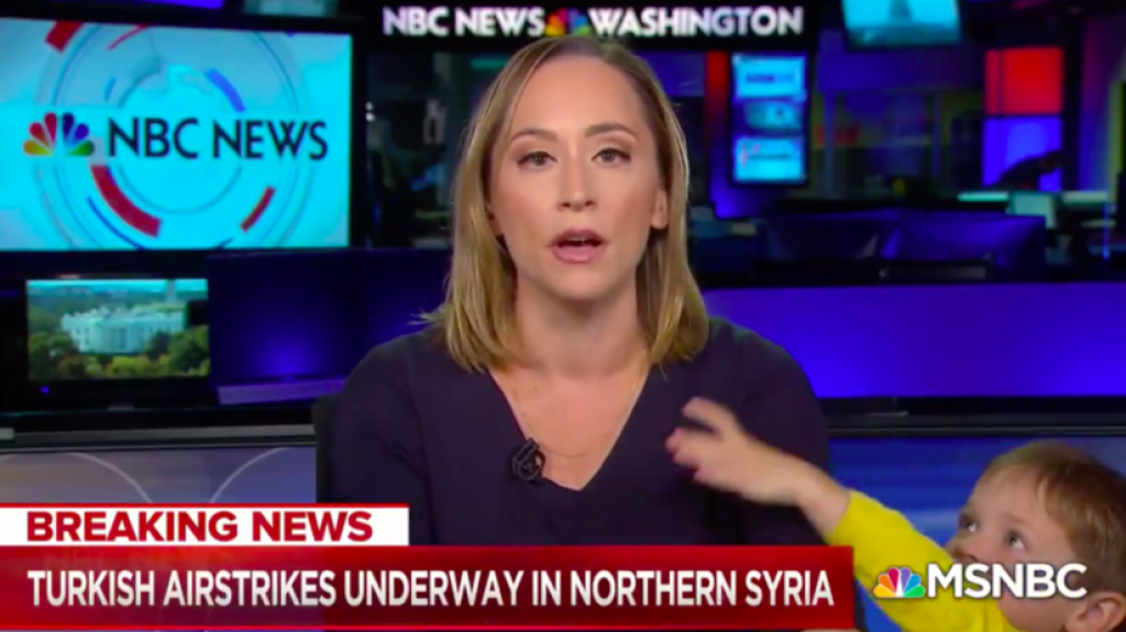  VIDEO: Un ni&ntilde;o de cuatro a&ntilde;os "debuta" en la televisi&oacute;n interrumpiendo el noticiero en vivo de su madre 