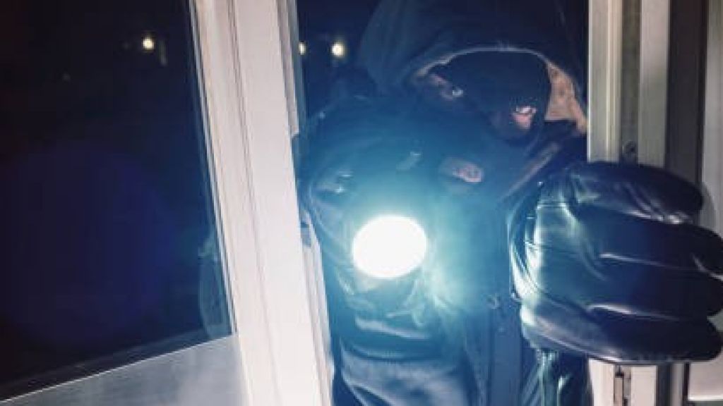  Roban herramientas en escalamiento a residencia en Bayam&oacute;n 