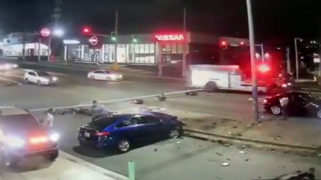  Video: Momento en que conductor se estrella contra un poste anoche en Bayam&oacute;n 