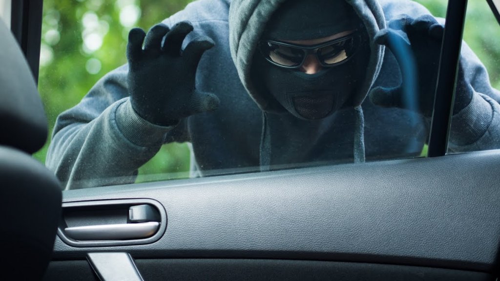  Roban cartera de lujo desde auto estacionado frente a un restaurante en Guaynabo 