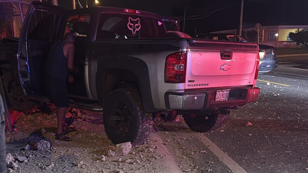 Se estrella contra una parada de la guagua en Toa Baja 