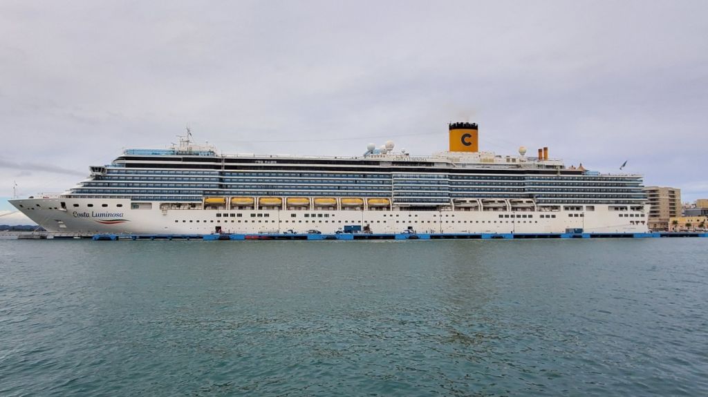  Directora de Turismo Carla Campos, entr&oacute; al interior del Costa Luminosa, pero sigue sin apartarse de funciones p&uacute;blicas 