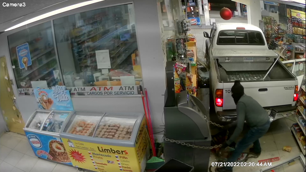  Video: Momento en que &ldquo;cacos&rdquo; roban un ATM en gasolinera de Quebradillas 