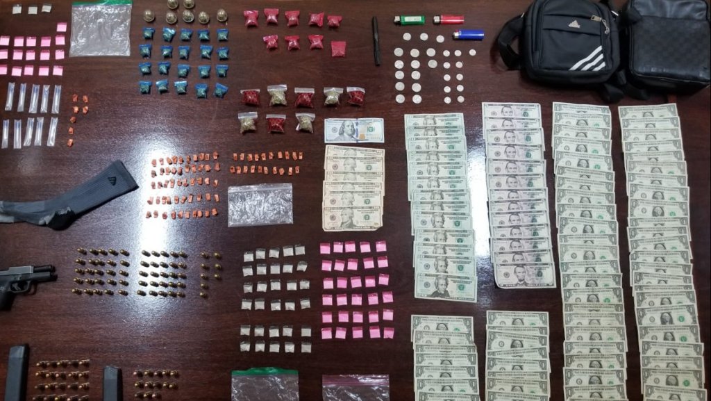  Arrestan a un hombre con drogas y armas en residencial de Juncos 