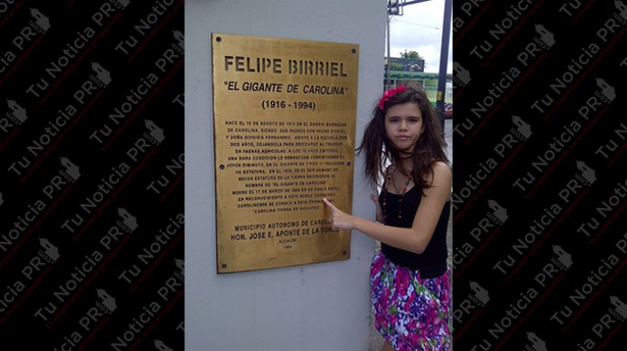 Joven asegura descubrió "Error" Gramatical en placa dedicada al Gigante de Carolina 

