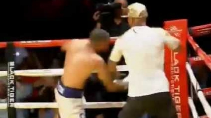 Video: momento en que Juanma se pelea con la esquina de Papito luego de knockout