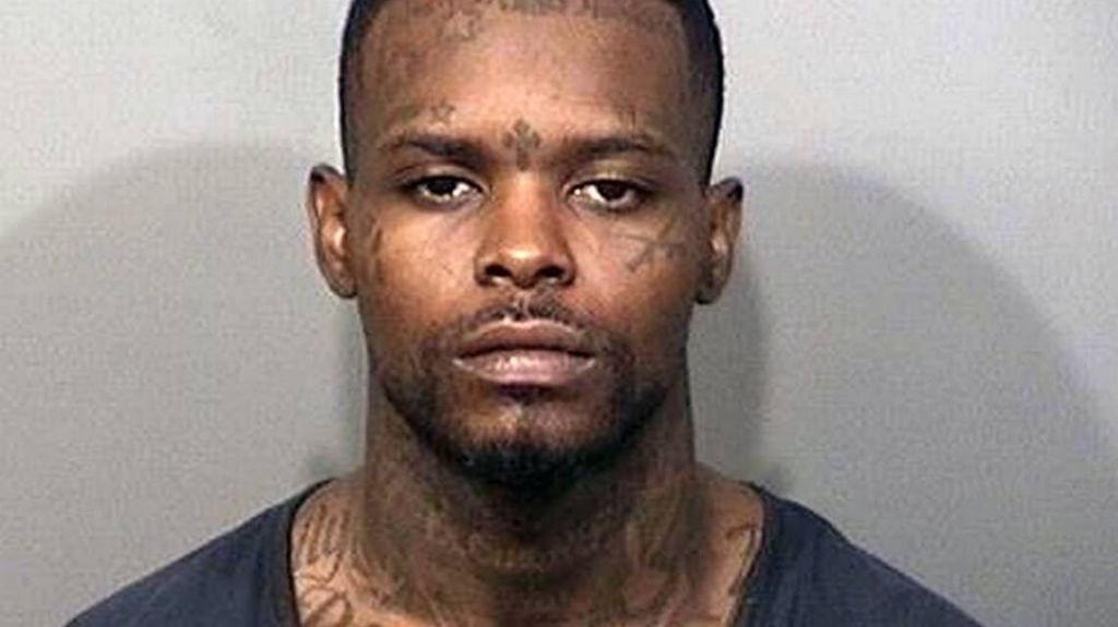 Arrestan a hombre que rondaba club nudista armado con un fusil