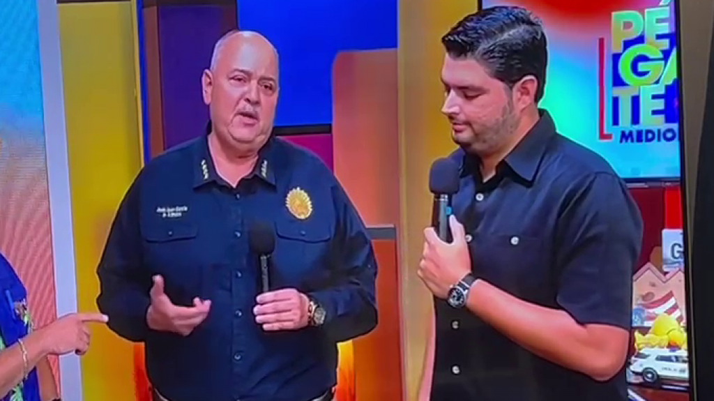  Video: Jefe de la policía municipal de San Juan le calla la boca a legislador “Politiquero” 