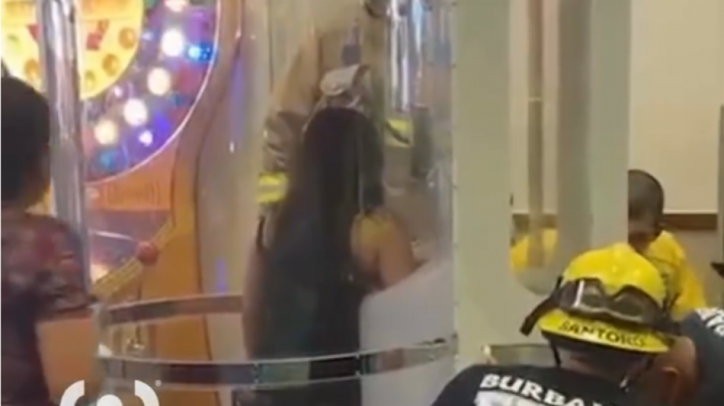  Video: Mujer queda atrapada dentro de máquina de dinero en Chuck E. Cheese 