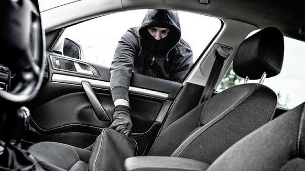  Roban 9,271 d&oacute;lares y varios perfumes de un auto en Bayam&oacute;n 