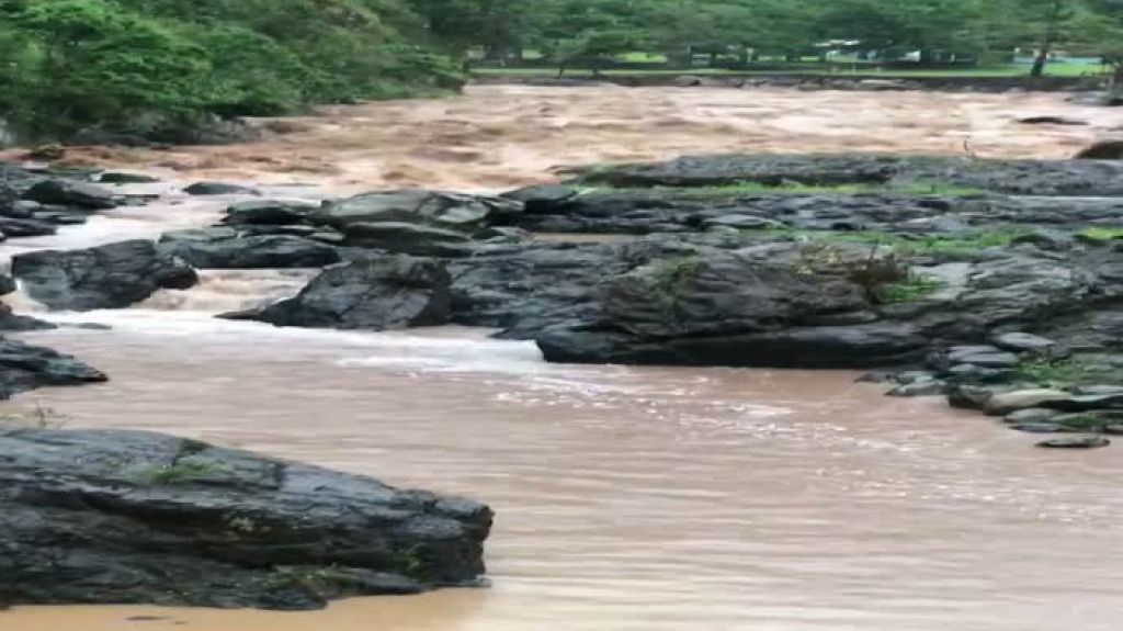  Captan en video momento que llega un Golpe de agua en el Rio Dami&aacute;n Abajo en Orocovis 