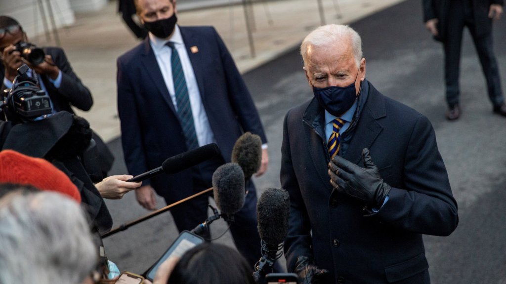  Biden anticipa que EE.UU. podr&aacute; volver a la normalidad en Navidad 