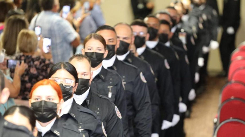  Correcci&oacute;n grad&uacute;a a 41 nuevos oficiales de servicios juveniles 