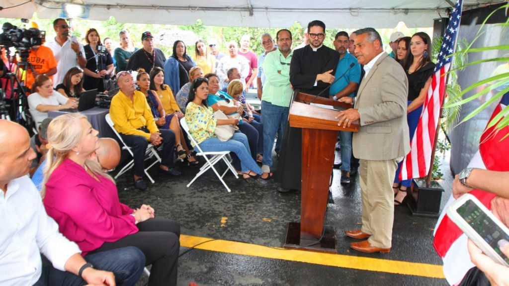  Recibe alcalde de Humacao compromiso de gobernadora para transferencia de balneario y centro vacacional 