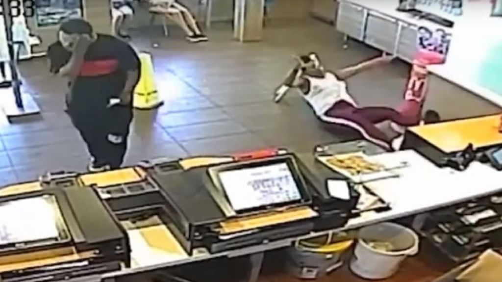 VIDEO: Una gerente de McDonald's le fractura la cara a una clienta arroj&aacute;ndole una licuadora durante una discusi&oacute;n 