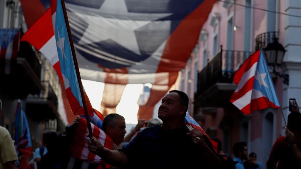  Comienzan a concentrarse manifestantes que piden dimisi&oacute;n de la gobernadora 