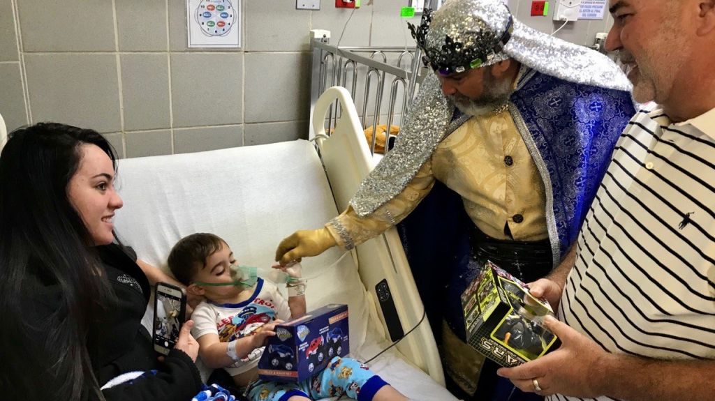  Reyes Magos entregan juguetes a ni&ntilde;os de Hospital de Fajardo 