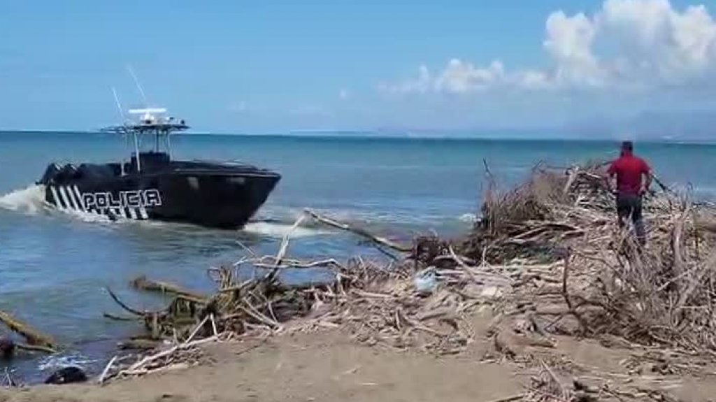  Video: Momento en que sacan lancha de FURA encallada durante persecuci&oacute;n esta ma&ntilde;ana en Santa Isabel 