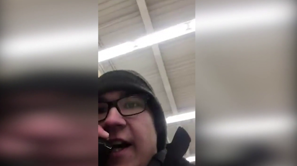  En video empleado de Walmart renuncia utilizando el Alta Voz de la tienda 