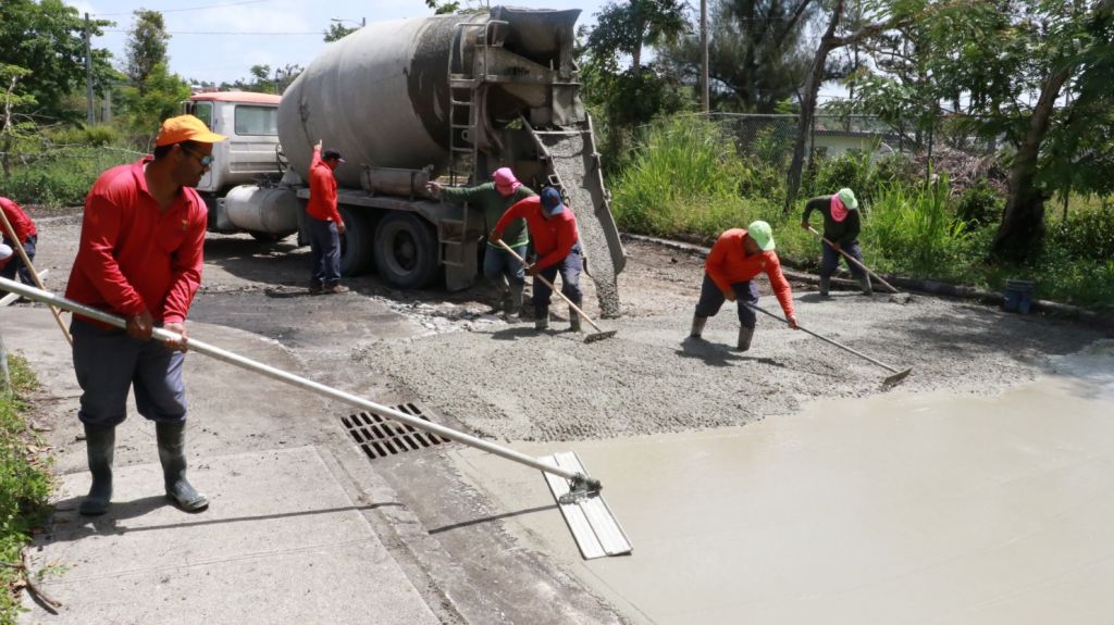  Cayey resuelve el problema de hoyos en las carreteras con un m&eacute;todo efectivo que el asfalto 