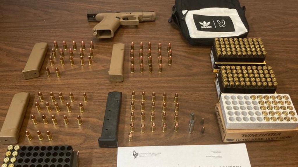  Arrestan a tres personas ocup&aacute;ndoles arma y cientos de municiones en Gurabo 