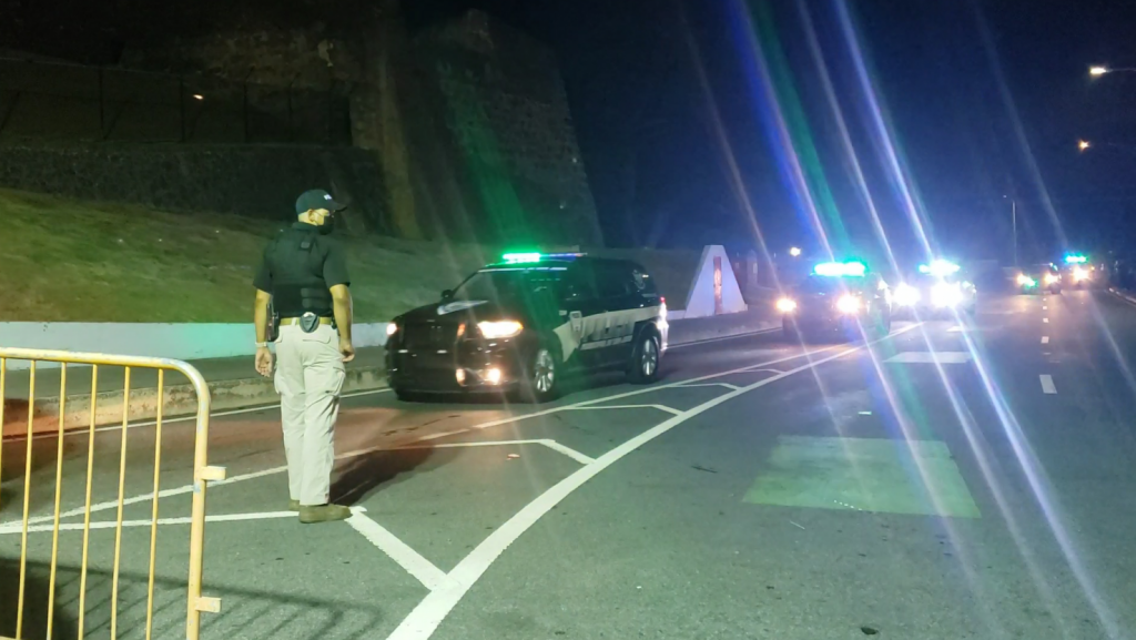  Video: Momento en que llega operativo de polic&iacute;as municipales para &ldquo;vaciar La Perla&rdquo; anoche 
