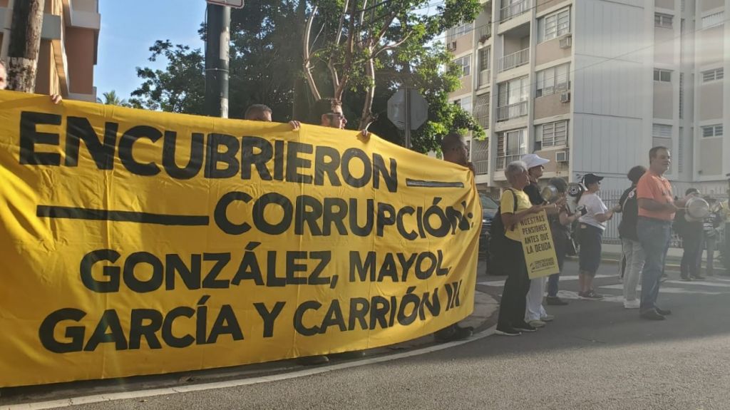  Al son de cacerolas llegan retirados frente a la residencia del presidente de la JCF 