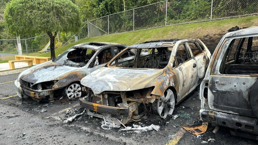  Varios veh&iacute;culos incendiados en estacionamiento de Florida Gardens 