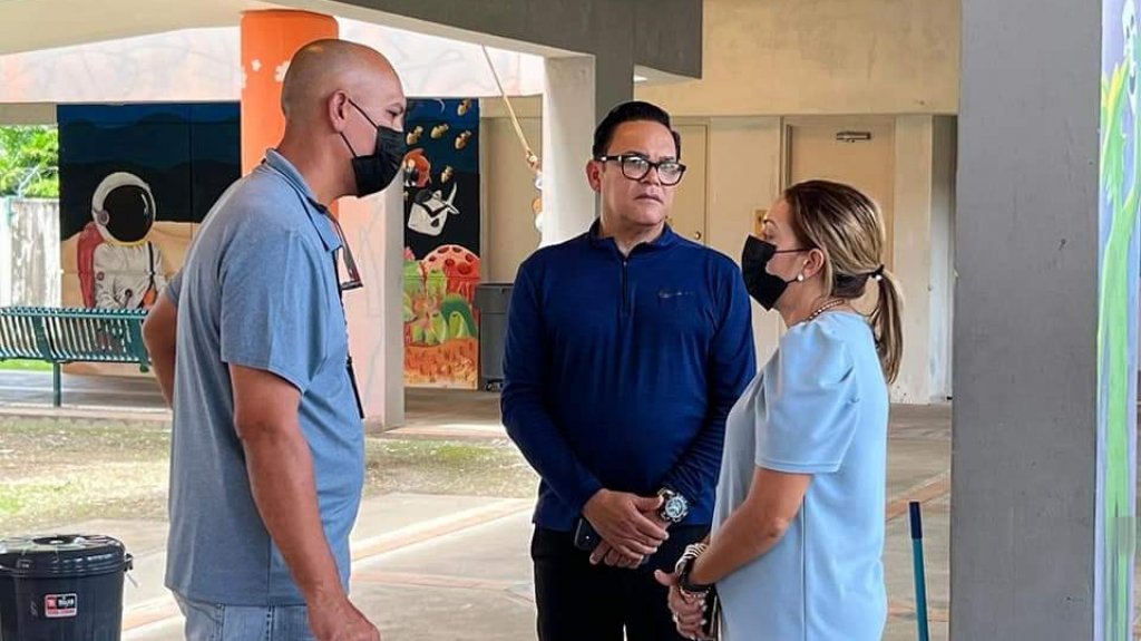  Alcalde llega con brigadas a las escuelas Petra Mercado y Bellas Artes de Humacao 