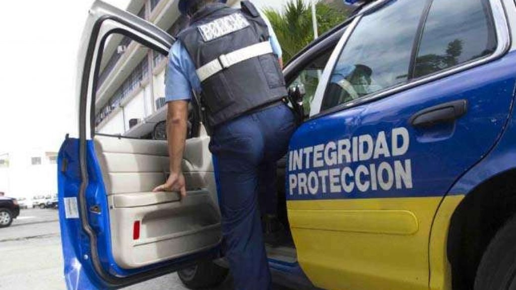  Conductor y su acompa&ntilde;ante quedan pillados en un auto al chocar contra un &aacute;rbol en la autopista Jos&eacute; De Diego 
