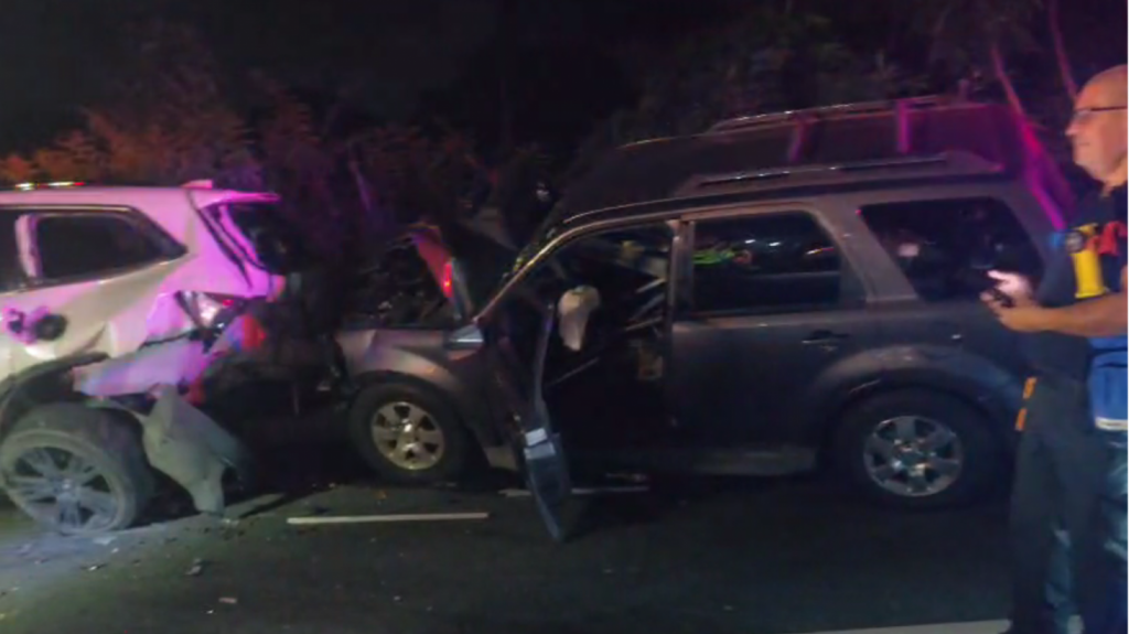  Video: Ahora Conductor impacta varios autos de personas que se encontraban en un velorio en Guaynabo 
