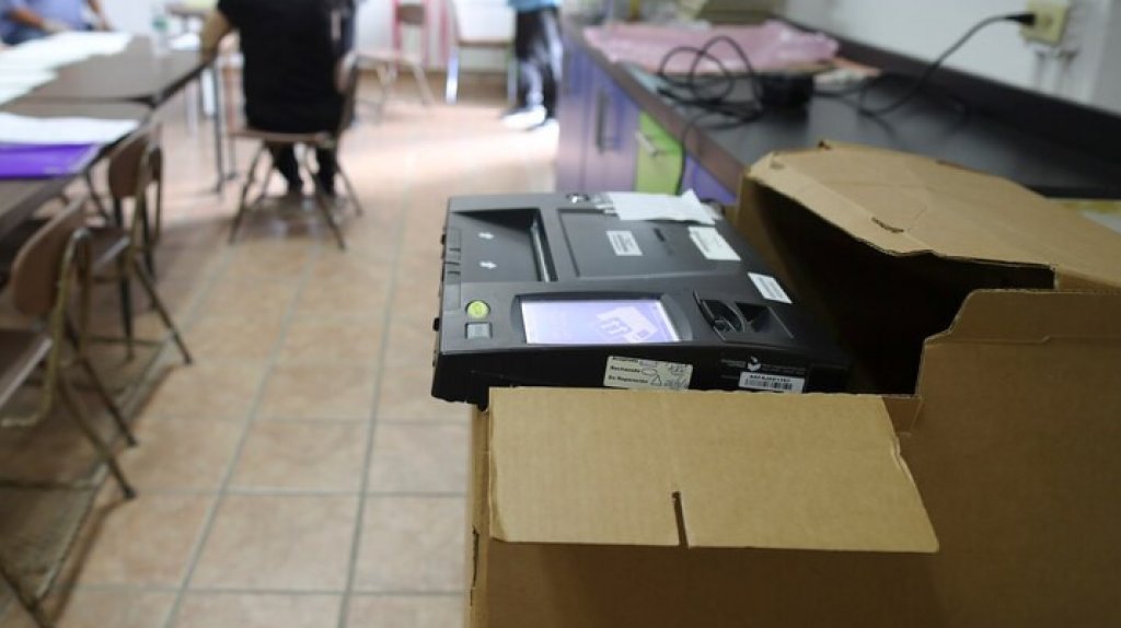  Encuentran una urna con papeletas en escuela de Arecibo 