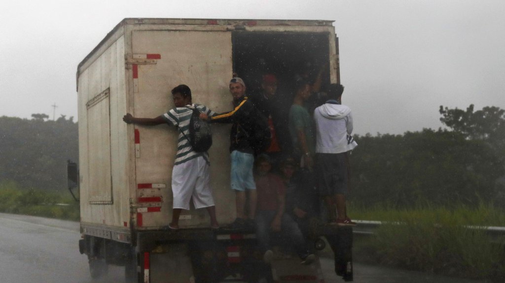  Buscan en Texas cami&oacute;n con migrantes tras dram&aacute;tica llamada de ayuda 