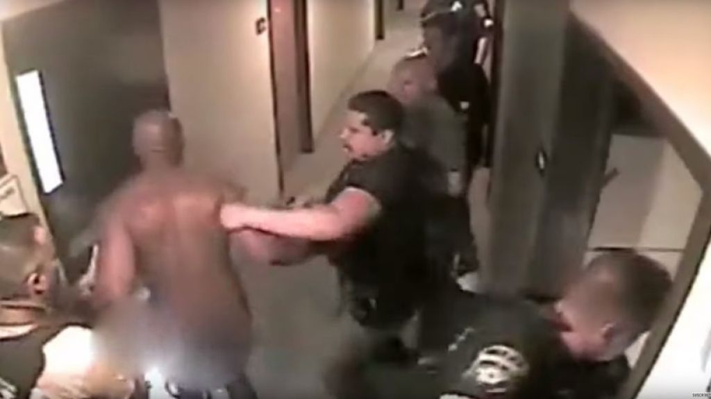  VIDEO: Polic&iacute;as sacan desnudo de una habitaci&oacute;n de hotel a un secuestrador durante la operaci&oacute;n de rescate de una ni&ntilde;a de 8 a&ntilde;os 