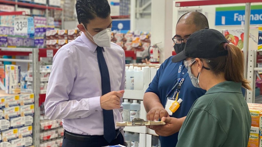  Secretario del DACO fiscaliza cumplimiento de Orden de Congelaci&oacute;n de Precios 