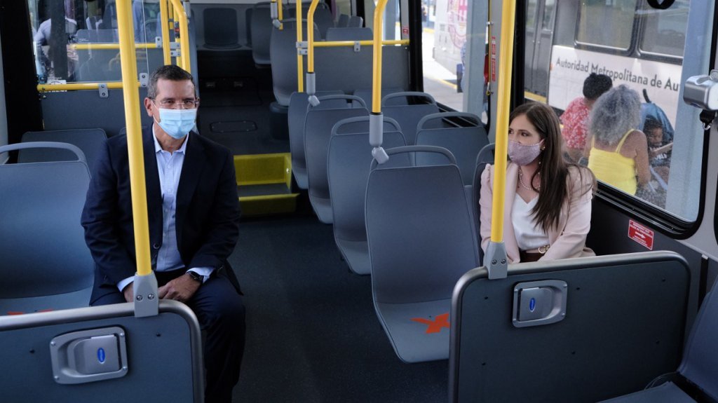  Gobernador lidera entrega de diez nuevas unidades para la AMA, que servirán a sobre ocho mil pasajeros 