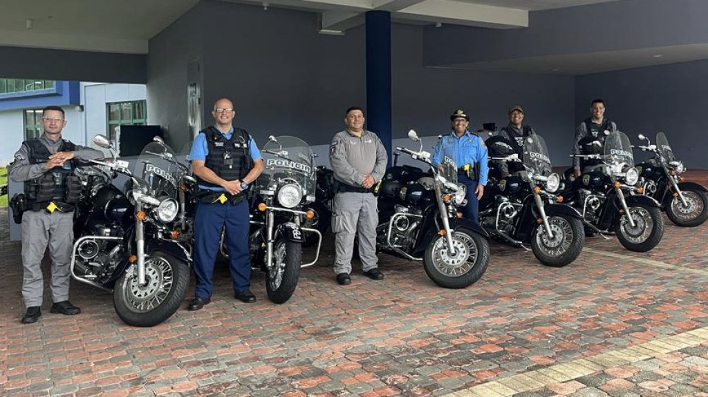  Polic&iacute;as de Utuado estrenan motoras 