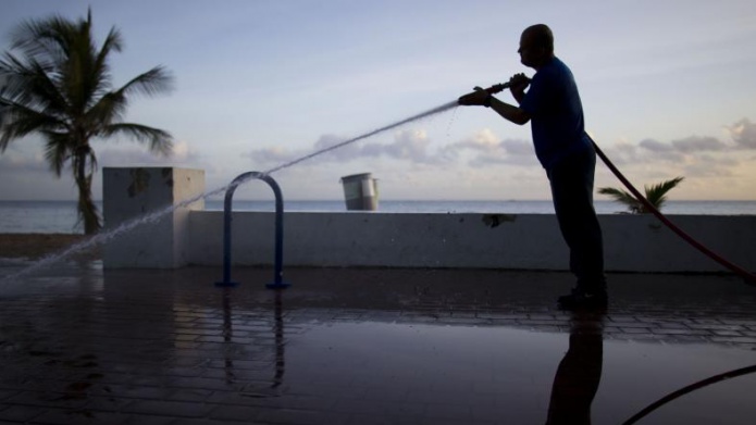 Acueductos multara desde julio con 250 dÃ³lares por lavar carros, regar plantas y tener "salideros"
