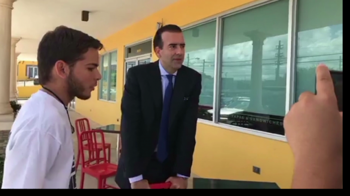 Video: Estudiantes de la UPR sorprenden al presidente de ja junta de control fiscal en Humacao 