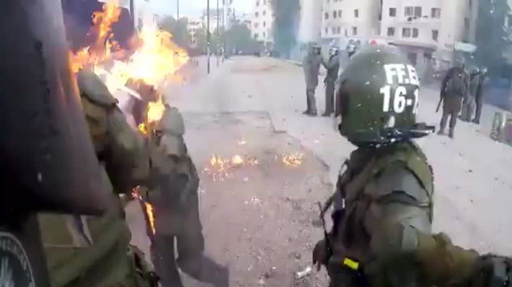  Video: Momento en que dos polic&iacute;as en Chile se prenden en fuego luego que les lanzaran bombas &ldquo;Molotov&rdquo; 